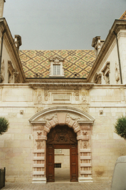 A building entrance in Dijon